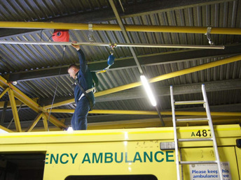 室內(nèi)鋼結(jié)構(gòu)起重提升防墜器應(yīng)用案例.jpg 室內(nèi)鋼結(jié)構(gòu)起重提升防墜器應(yīng)用案例.jpg